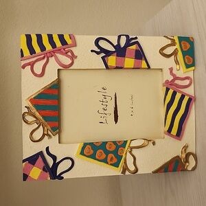 Present themed photo frame